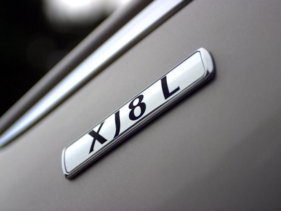 Jaguar XJ8 L 2005 года  (фото 36 из 63)